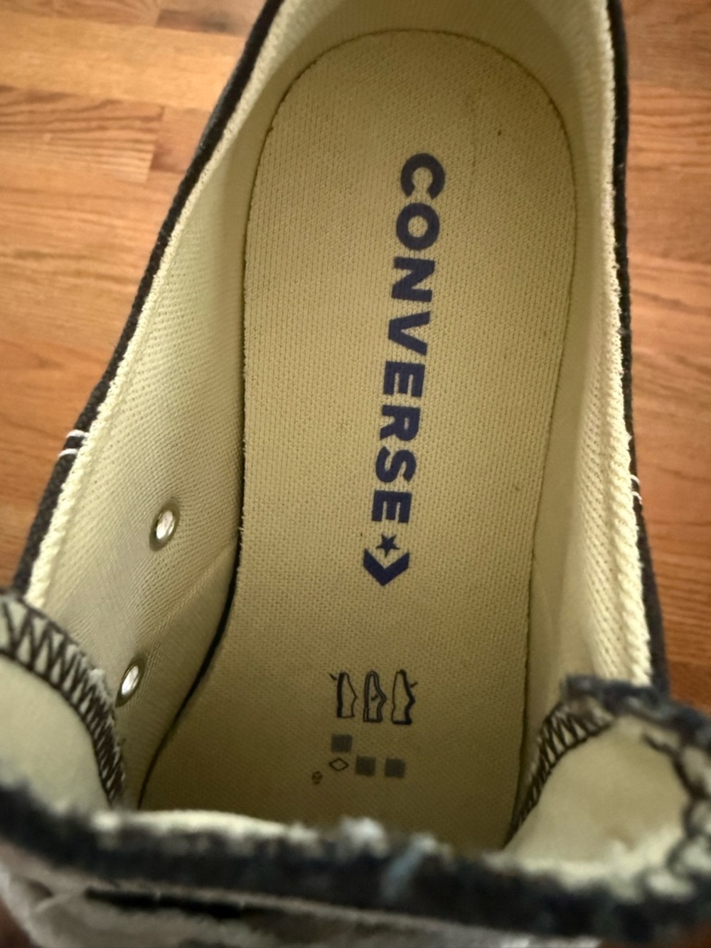 Converse Black & White Women’s Size 6 Low Top Sneakers - Picture 8 of 9